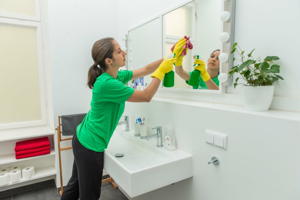 cleaner shining the miror 