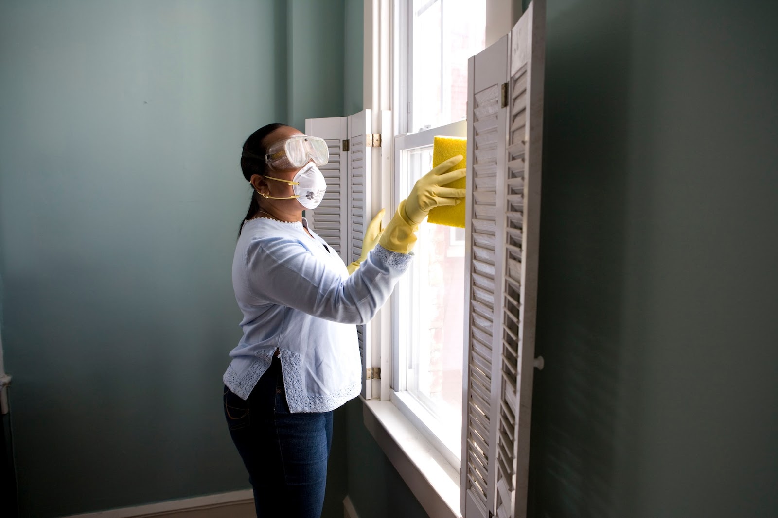 cleaning lady doing deep cleaning